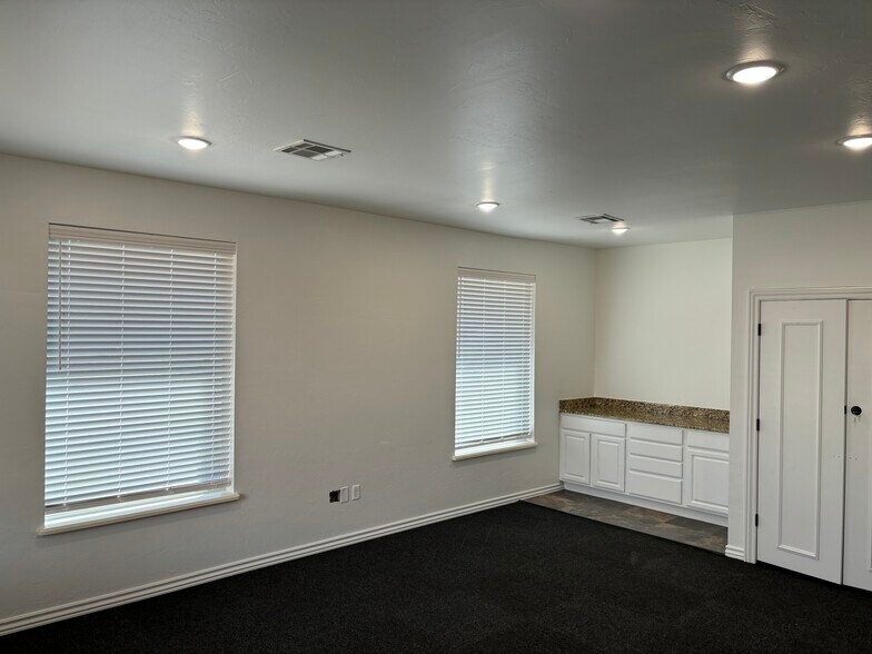 More Photos Of 817 Irish Ln, Edmond Office For Sale