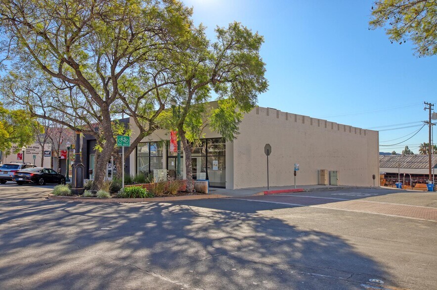 More Photos Of 2240 Honolulu Ave, Montrose Storefront For Lease