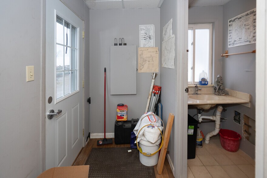 More Photos Of 7427 Dyke Rd, Clay Freestanding For Lease