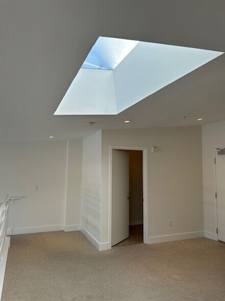 More Photos Of 1250 Missouri St, San Francisco Light Distribution For Lease