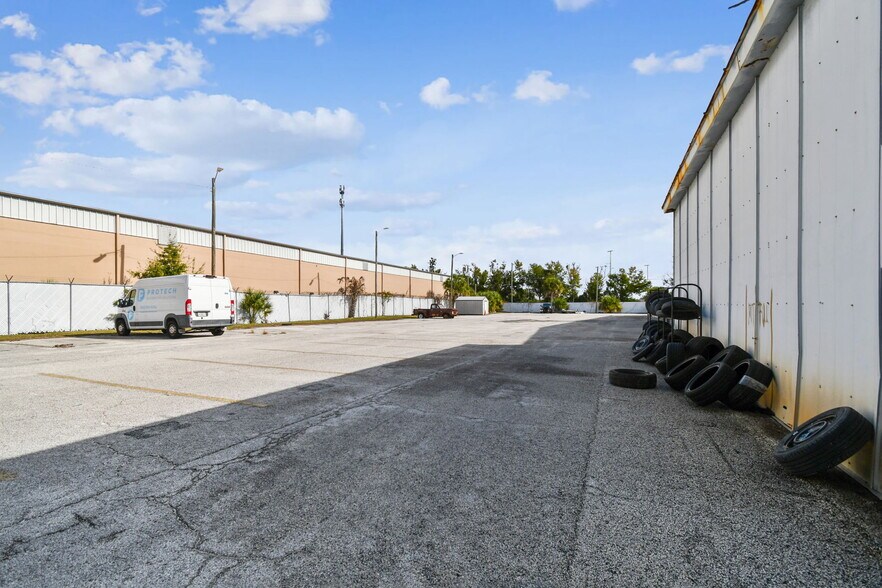 More Photos Of 4811 W Sligh Ave, Tampa Warehouse For Lease