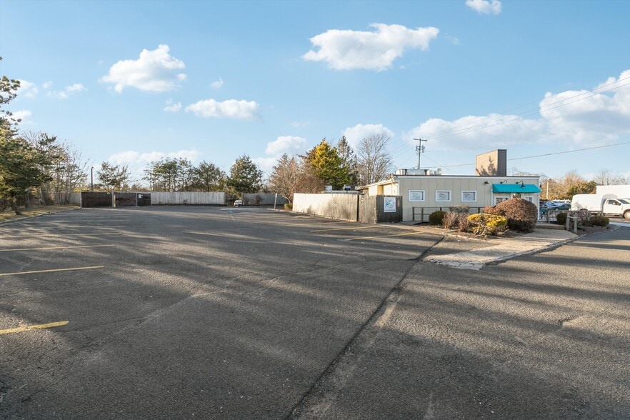 More Photos Of 20 County Road 39, Southampton Restaurant For Lease