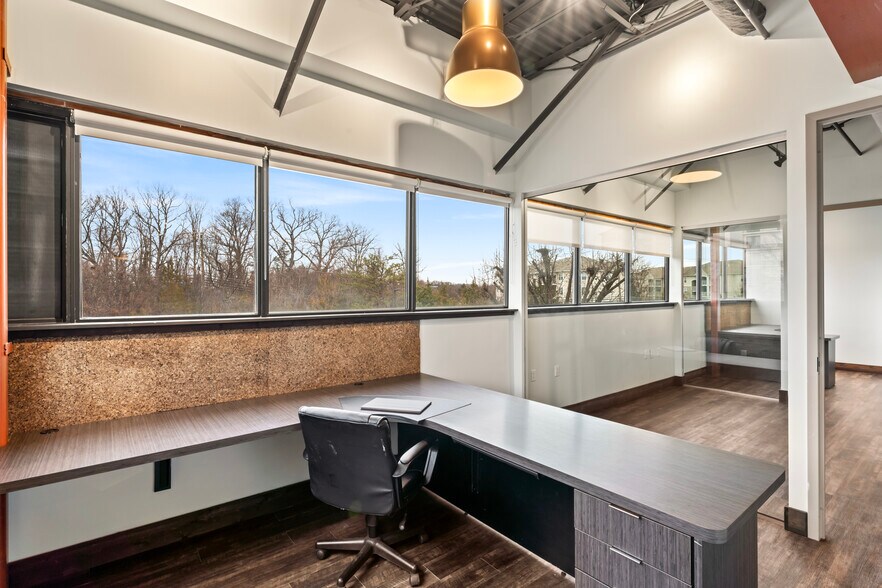 More Photos Of 21495 Ridgetop Cir, Sterling Medical For Sale