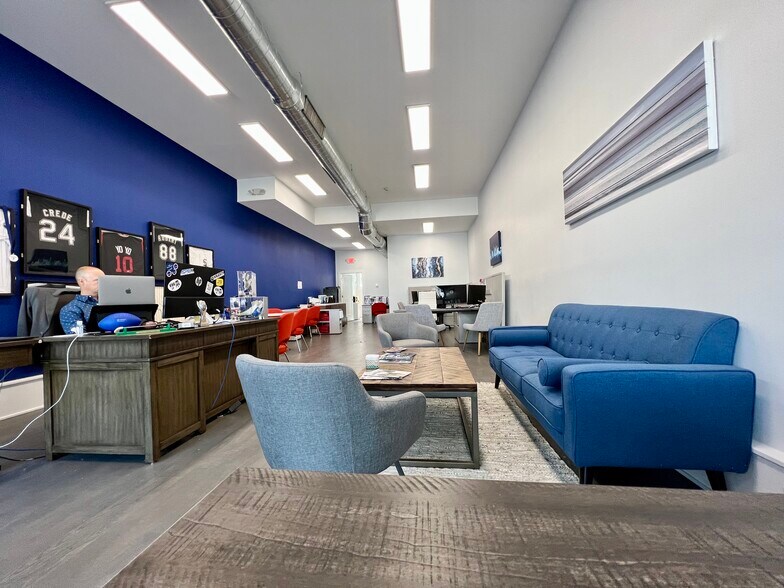 More Photos Of 553 S Spring Rd, Elmhurst Storefront Retail Office For Lease