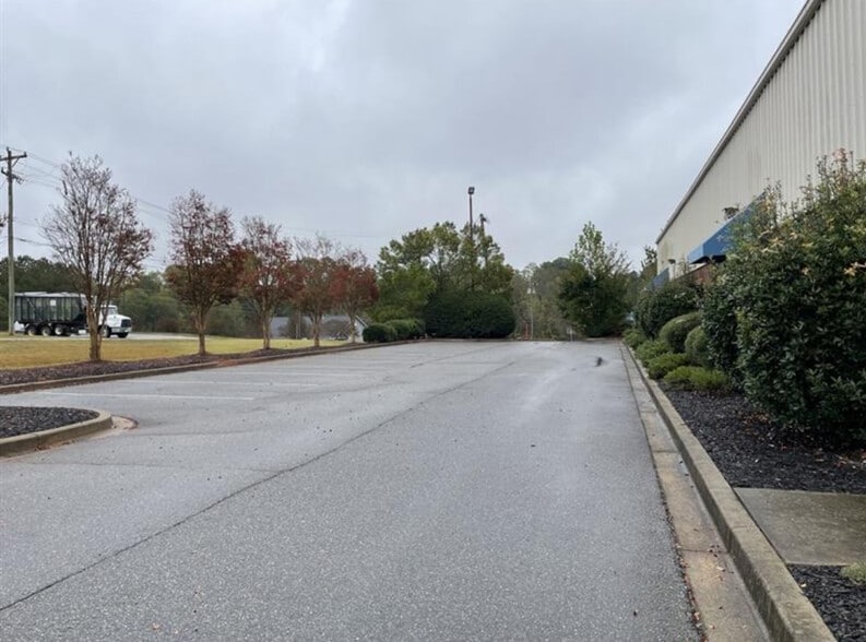 More Photos Of 615 McGee Rd, Anderson Showroom For Lease