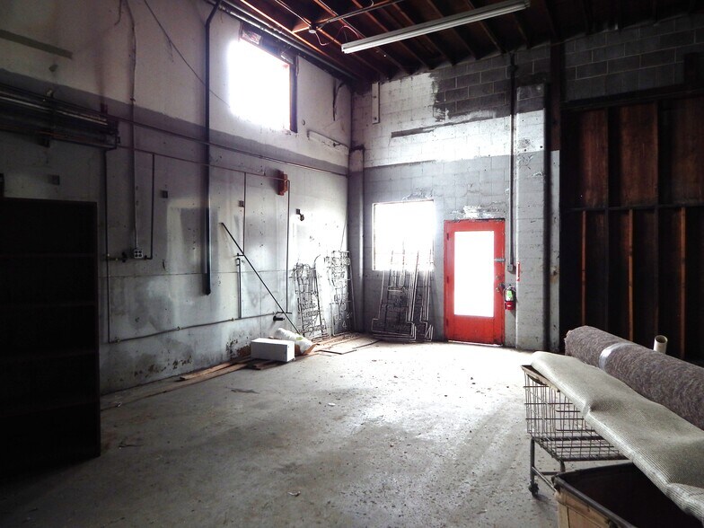 More Photos Of 470 NE Garden Valley Blvd, Roseburg Storefront Retail Office For Sale