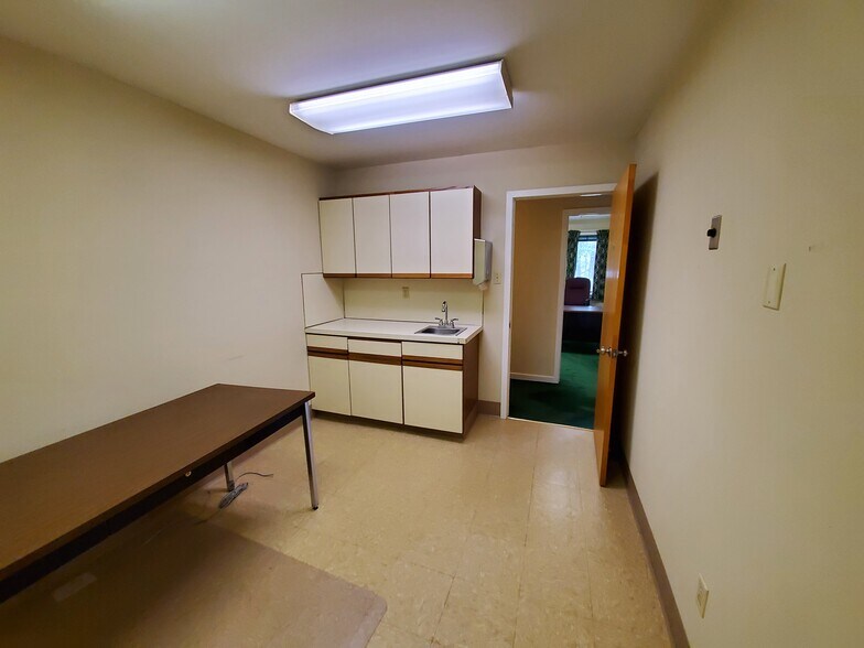 More Photos Of 920 Lawn Ave, Sellersville Medical For Sale