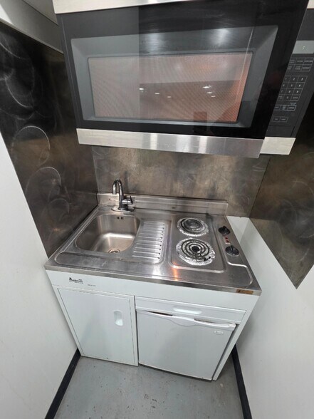 More Photos Of 1407 S 129th St, Burien Flex For Lease
