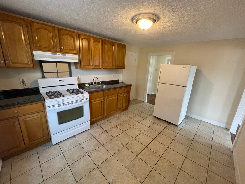 7 Whitney Ave, Trumbull, CT 06611 Apartments For Sale