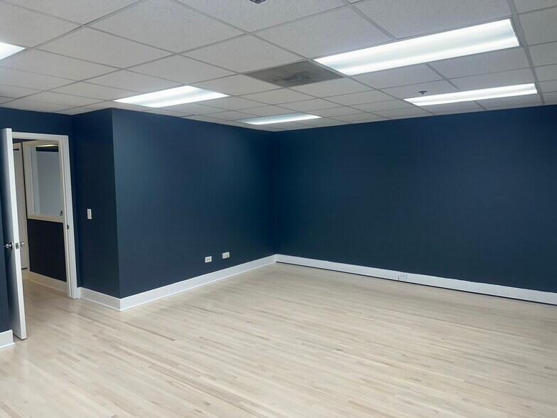 Primary Photo Of 1901 Raymond Dr, Northbrook Medical For Lease