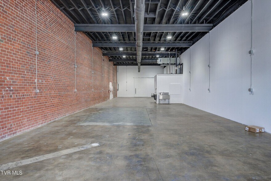 More Photos Of 331 W Walnut St, Johnson City Flex For Sale