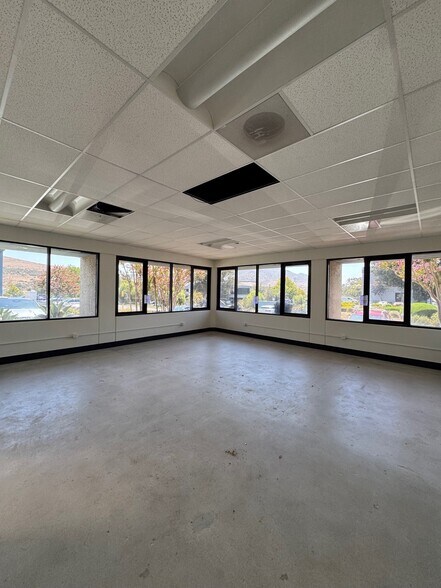 More Photos Of 5142 Clareton Dr, Agoura Hills Showroom For Lease