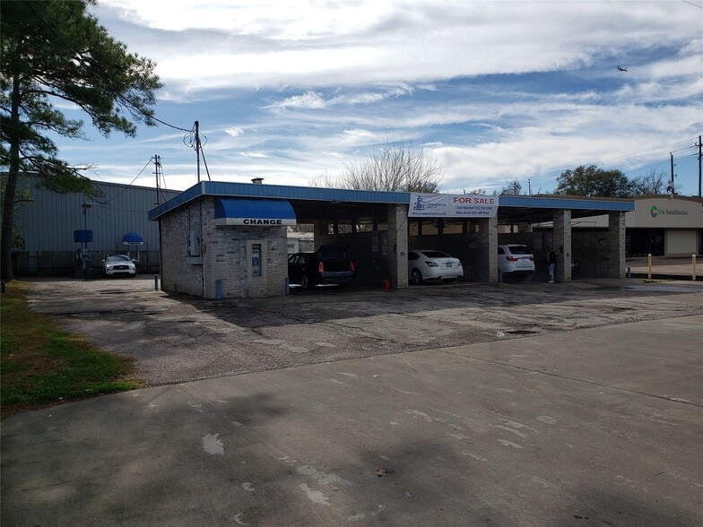 More Photos Of 1006 1st St E, Humble Carwash For Sale