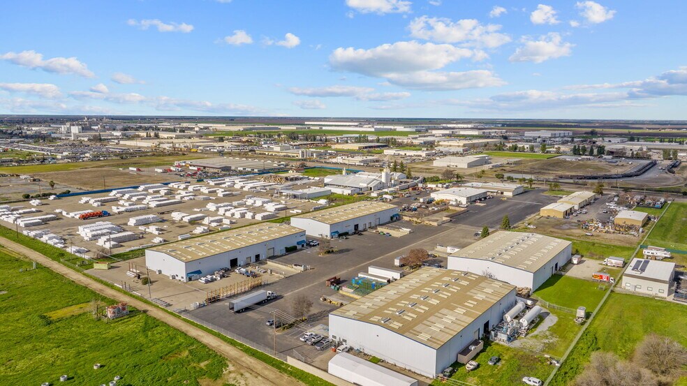 More Photos Of 7345 W Goshen Ave, Visalia Warehouse For Lease