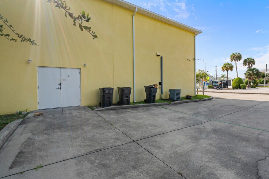 More Photos Of 410 S Hopkins Ave, Titusville Storefront For Lease