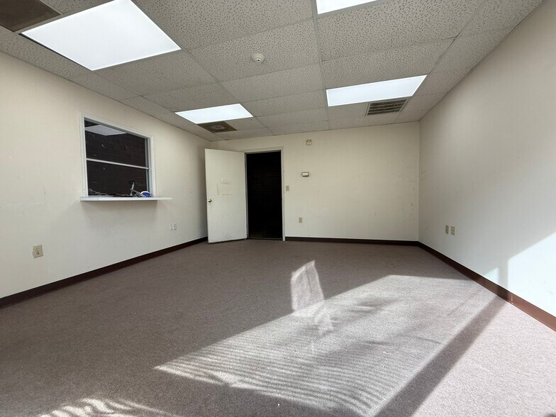 More Photos Of 150 Southmoore Ave, Aberdeen Warehouse For Lease