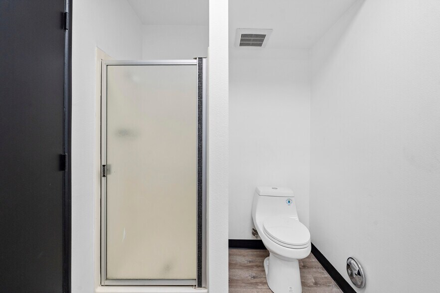 More Photos Of 916 N Wilmington Blvd, Wilmington Warehouse For Sale