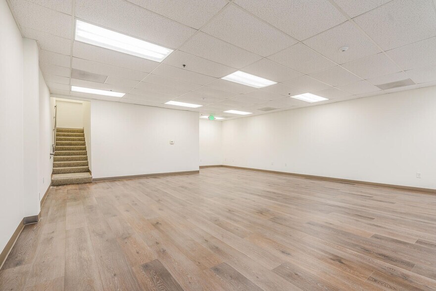 More Photos Of 4572 Telephone Rd, Ventura Warehouse For Lease