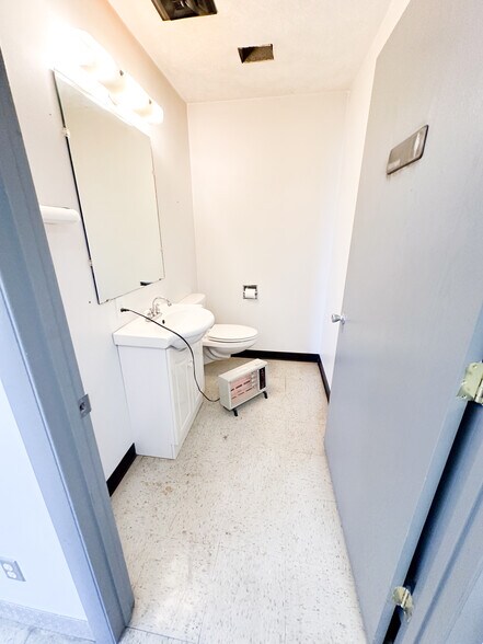 More Photos Of 605 Main St, Great Bend Storefront Retail Office For Lease