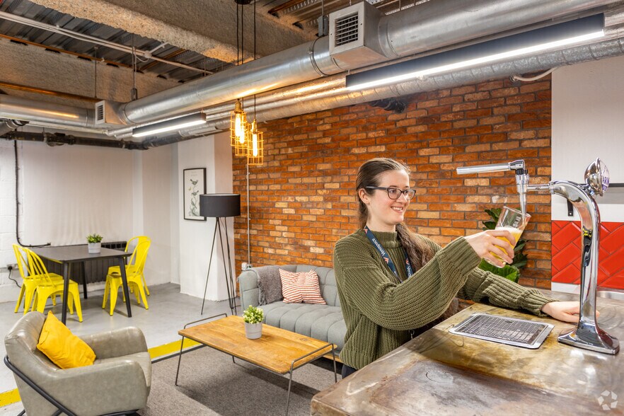 More Photos Of 72 Paris St, Exeter Office For Lease