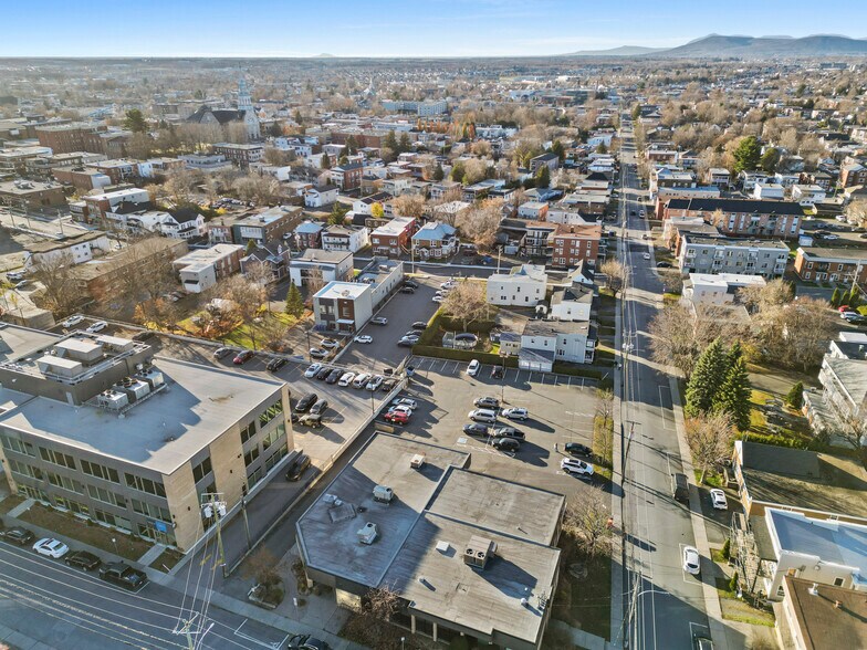 More Photos Of 84 Rue Court, Granby Medical For Sale