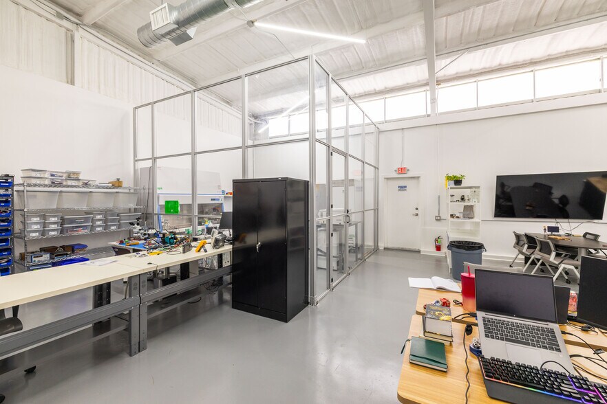 More Photos Of 3915 McKinney St, Houston Light Distribution For Sale