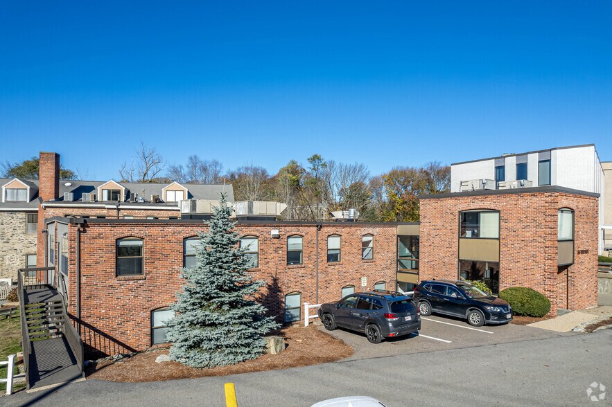 More Photos Of 35 Walnut St, Wellesley Office For Lease