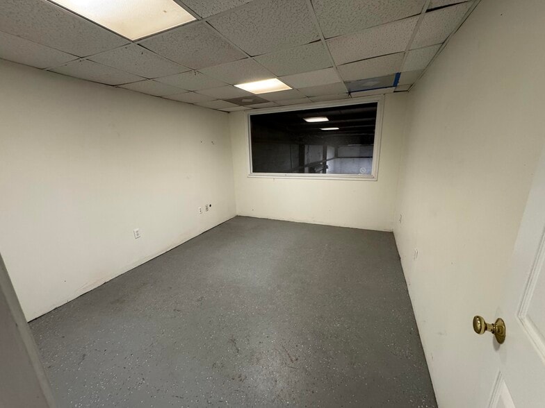 More Photos Of 205 Brick Kiln Rd, Winchester Warehouse For Sale