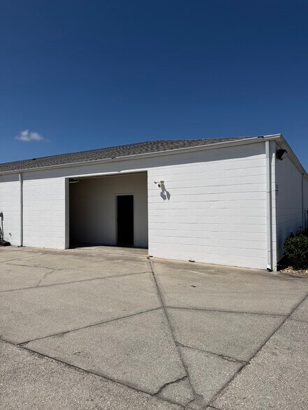 More Photos Of 4751 E Moody Blvd, Bunnell Showroom For Lease