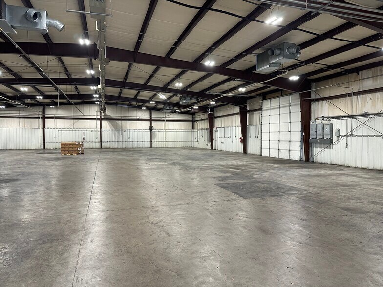 More Photos Of 13408 Redfish Ln, Stafford Warehouse For Lease