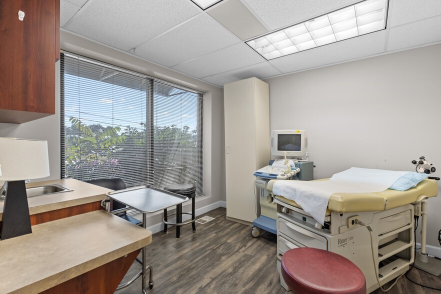 More Photos Of 10131-10137 West Florissant Ave, Saint Louis Office For Sale