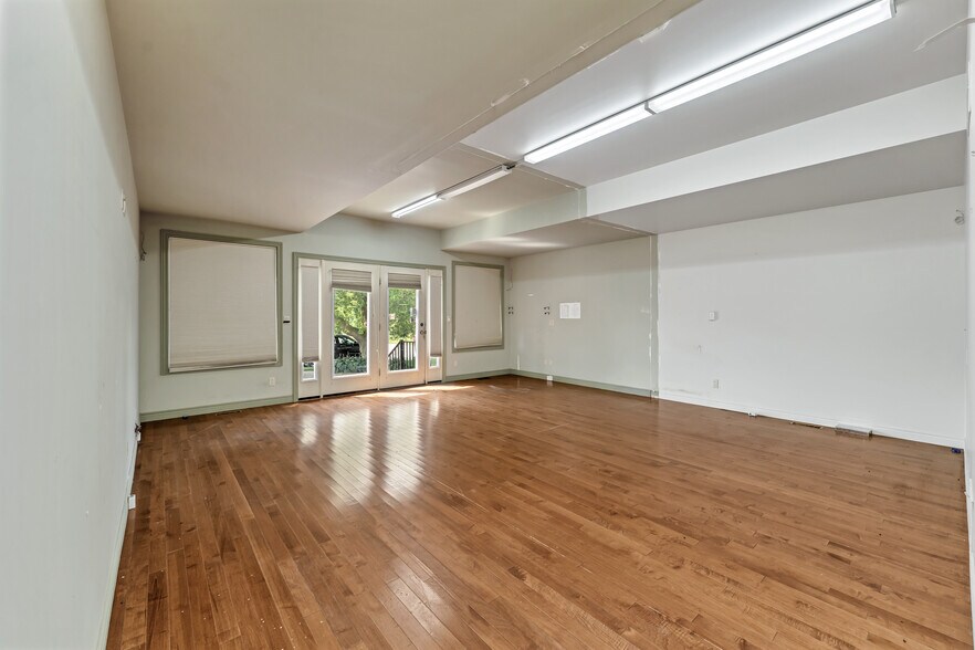 More Photos Of 585 Seacliff Dr, Kingsville Freestanding For Sale