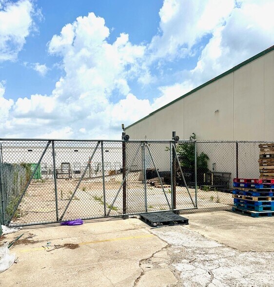 More Photos Of 16745 N I-45 Fwy, Houston Industrial For Sale