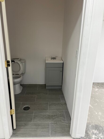 More Photos Of 330 E Oak St, Louisville Office For Sale