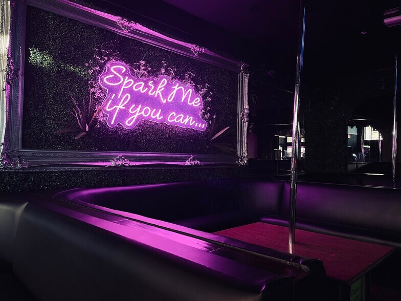 More Photos Of 35 NW 3rd Ave, Portland Bar For Sale
