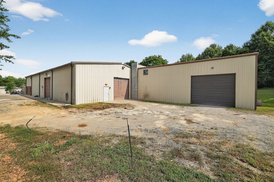 More Photos Of 215 Peddycord Park Ct, Kernersville Warehouse For Lease