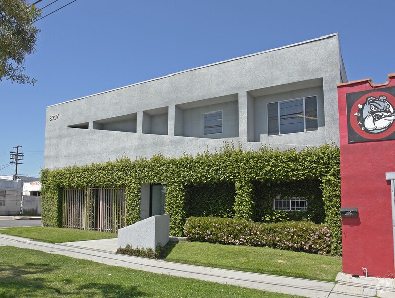 More Photos Of 8737 Venice Blvd, Los Angeles Loft Creative Space For Lease