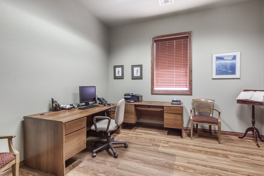 More Photos Of 2248 NW 164th St, Edmond Office For Sale