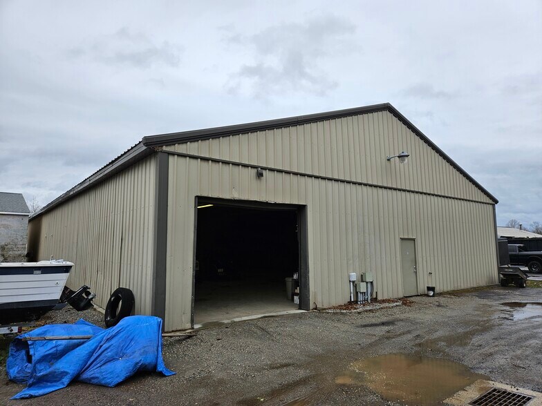 More Photos Of 11 Old Indian Trl, Middlefield Warehouse For Lease