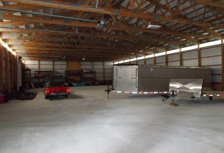 More Photos Of 1200 N 24th St, Manitowoc Showroom For Lease