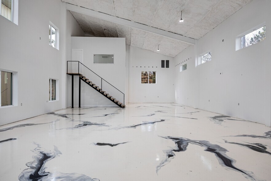 More Photos Of 3802 Houston St, Austin Showroom For Lease