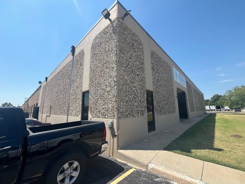 More Photos Of 4130-4150 Will Rogers Pky, Oklahoma City Warehouse For Lease