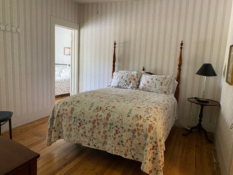 More Photos Of 205 SW Barnard St, Glen Rose Hotel For Sale