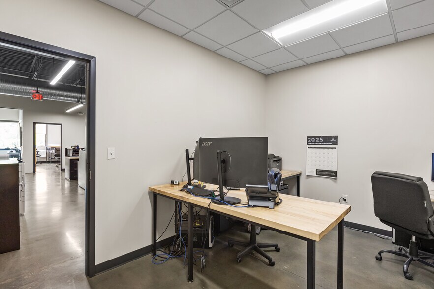 More Photos Of 1215 W 12th St, Kansas City Flex For Lease