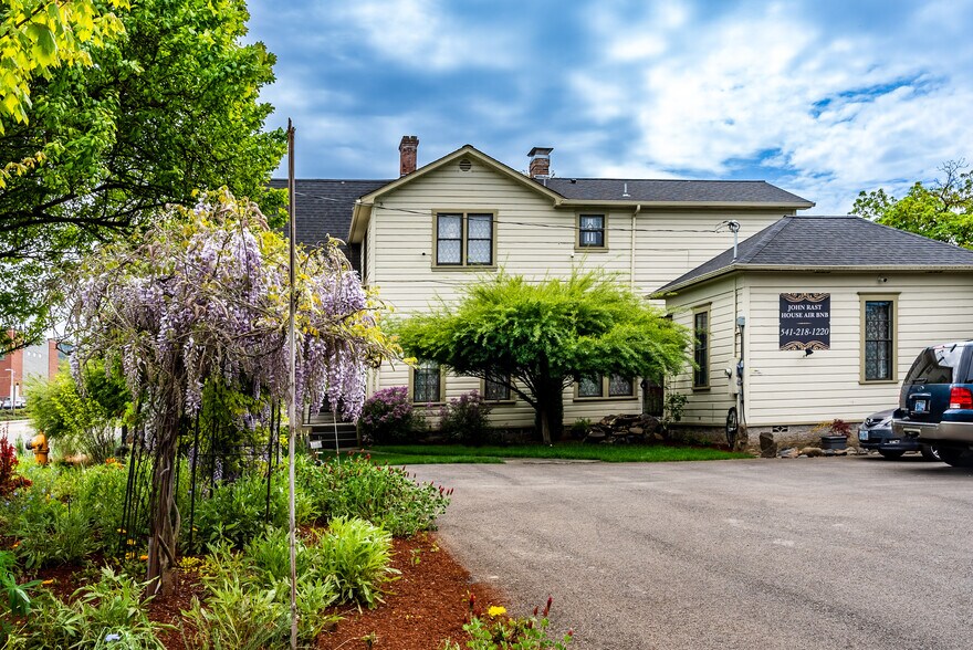 More Photos Of 236 SE Stephens St, Roseburg Hospitality For Sale