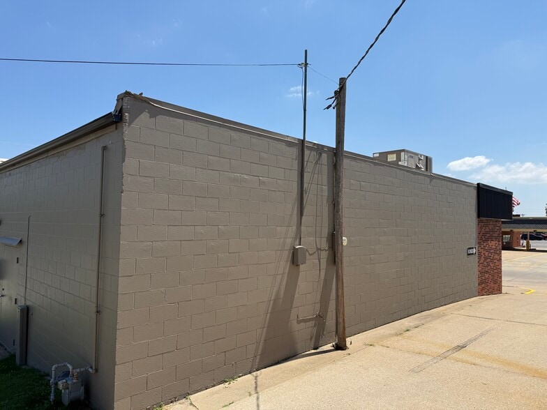 More Photos Of 619 Holiday Plz, Lansing Office For Lease