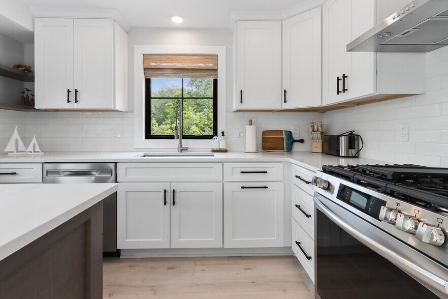 More Photos Of W4724 S Lakeshore Dr, Fontana-on-Geneva Lake Storefront For Sale