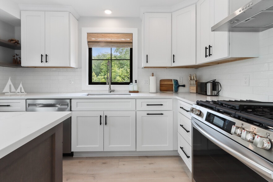 More Photos Of W4724 S Lakeshore Dr, Fontana Storefront For Sale