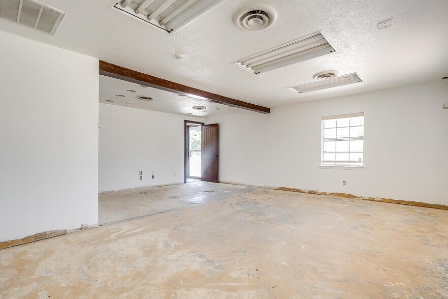 More Photos Of 117 Roberts Cut Off Rd, Fort Worth Warehouse For Sale