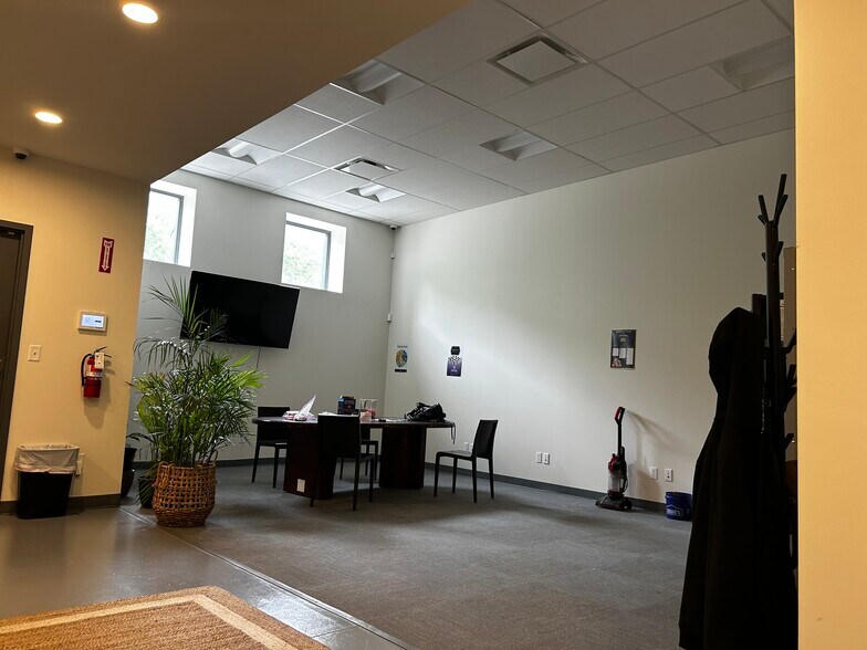 More Photos Of 4114-4120 W Stadium Dr, Kalamazoo Freestanding For Sale